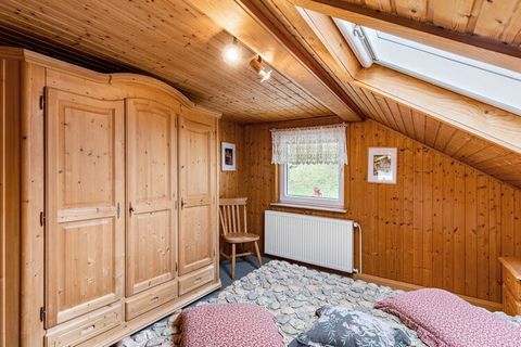 Breng je vakantie door in deze leuke, houten woning in het Thüringer Wald! U beschikt hier over een heerlijk bubbebad en een tuin met een prachtig uitzicht. Er kunnen hier meerdere gezinnen of een groep vrienden verblijven. Gelegen in een kleine geme...