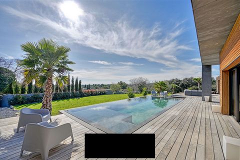 This exceptional, high-end wooden house, on one level, nestled on the heights of Nimes, offers a breathtaking panoramic view. With its 211m2 of surface area on a vast plot of 2300 m2, this property embodies elegance and refinement in a unique natural...