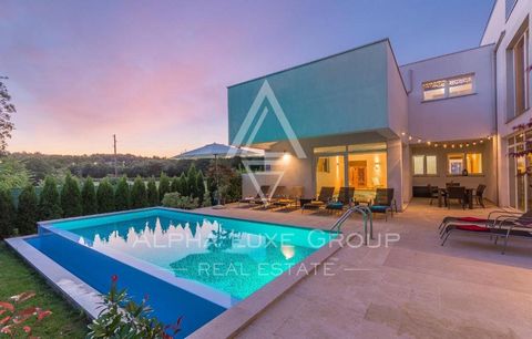 Rovinj, Istria - Contemporary villa with indoor and outdoor Pools Nestled 20 km from the sparkling Adriatic and the charming town of Rovinj, this modern two-story villa offers tranquility and convenience, situated close to essential amenities. The gr...