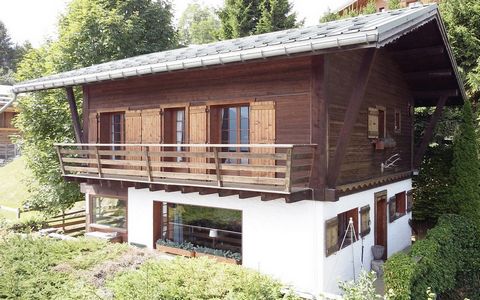Facing Mont Blanc this unusual chalet was built in 1972 on a plot of 900 m2. With 135 m2 of living space, it is composed as follows: On the lower ground floor, there is a large room (37m2) with its own entrance that could be used as a bedroom or larg...