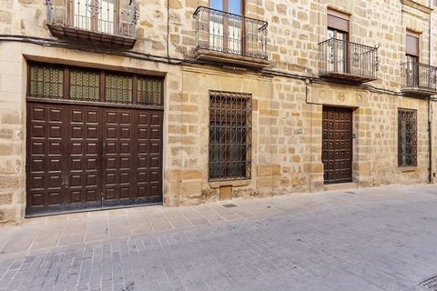From Bonhomía we present this stately Renaissance house completely renovated and furnished. Distributed over 3 floors with all the comforts of a modern house and the charm of a period house. It consists of an individual apartment on the ground floor,...
