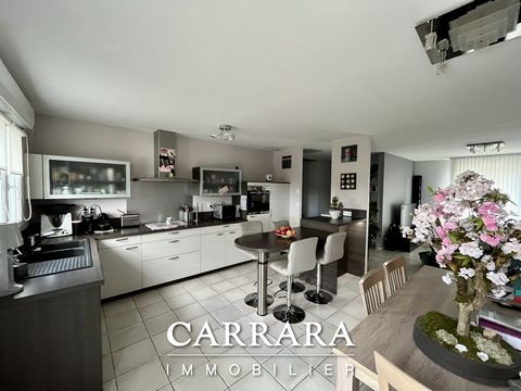 Carrara Immobillier vous propose cette coquette maison jumelée de 95 m2 et 5 pièces située au coeur d'un lotissement calme et famillial. Elle se compose : au rez-de-chaussée, d'une entrée avec placards de rangement, d'un lumineux salon sejour de 32 m...