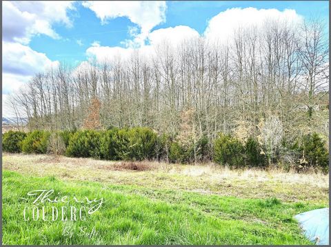 Located in Cazoulès, a beautiful village in the Dordogne at the edge of the lot, about 20 minutes from Sarlat la Canéda, this beautiful wooded plot of 5675 m² awaits you. Its south-facing exposure as well as the water and electricity networks along t...
