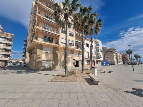 TO REFORM. If you have always dreamed of a home on the seafront, and being able to carry out your own distribution project, here is your chance. Frontline apartment facing the blue of the sea with two entrances. Ground floor with direct access to the...