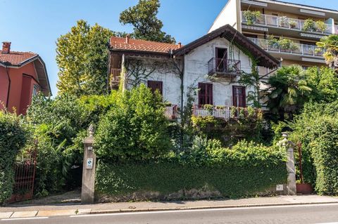 Villa for sale in Verbania adjacent to the centre of Pallanza. It is a late 19th century building with an internal garden. It is a property of great charm. Today, the villa presents itself with its original layout. It represents a historical-architec...