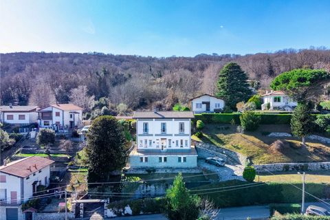 Villa for sale on the hill of Lesa in the hamlet of Calogna with a beautiful view of the lake, Maggiore. The villa has excellent solar radiation throughout the day. In fact, its orientation is positioned to the South. Its position is dominant and pan...