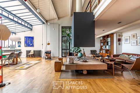 In Malakoff, on the outskirts of Paris, in a completely rehabilitated former steel factory, is this magnificent loft of 269.47 m2 (256.45 m2 Carrez) offering a garden of 60 m2 and a roof terrace of 20 m2. On the ground floor, the beautiful living spa...