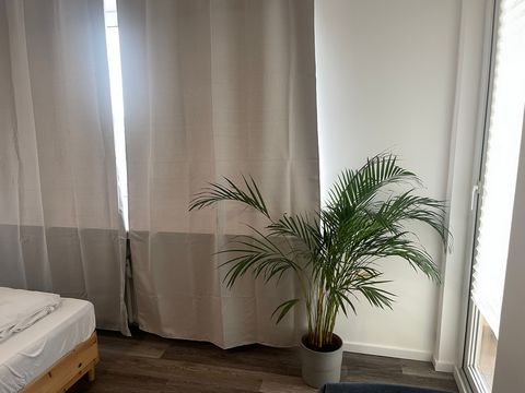 Spacious one room apartment , located in Düsseldorf-Lörick, a very nice and calm neighborhood. The apartment is located on 7th floor and is fully furnished. The apartment has a large balcony skyline view. There are two elevators! The apartment is wel...