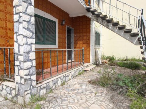 House T3 bi-family, corresponding this fraction to the RC. The property is in a used state, in need of general conservation works with large patio. Sold in the state of conservation in which it is located. The villa is composed on the r/ c/w by entra...