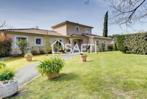 Located in the charming town of Montpon-Ménestérol, this property offers a peaceful and ideal living environment for nature lovers, while being close to the city center, shops and services. This beautiful villa, completely renovated for 2 years, has ...