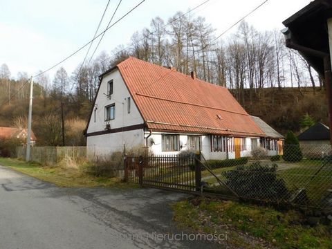 We present for sale a house located on a plot of land with an area of 16.35 ares located in the charming village of Skrzynka, Lądek Zdrój commune. The house has a usable area of 185 sqm, which includes a one-storey living room and a private attic are...