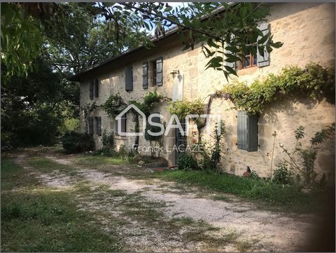 This stone residence will delight lovers of the great outdoors and horse owners. Located on 14 hectares of meadows and woods, this 200 m2 house with swimming pool offers an undeniable quality of life. On the ground floor, you can enjoy a large kitche...