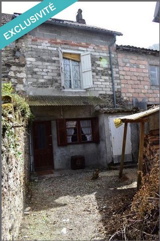Nichée dans le cœur historique d'un petit village pyrénéen, cette maison de 60 m² environ, agrémentée de son jardinet est vraiment à découvrir. Elle se décompose en pièce de vie avec cheminée et poutres apparentes, 2 grandes chambres, un sanitaire à ...