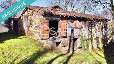 Pretty little barn to renovate in a small, quiet hamlet of Rivèrenert, 18 minutes from Saint Girons. Ground floor of approximately 29 m2 and first floor of approximately 35 m2. For Nature lovers in main or secondary house. Creation of a workshop also...