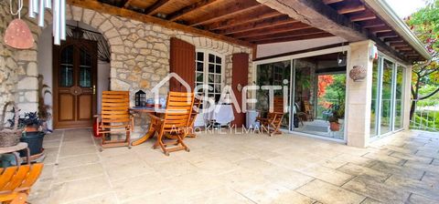 In the town of Le Fleix, close to all amenities, located between Bergerac and Saint-Emilion in a very quiet area. Come and discover this Périgord from the 80s. It is made up of two levels and a basement. On the ground floor: an entrance, a large livi...