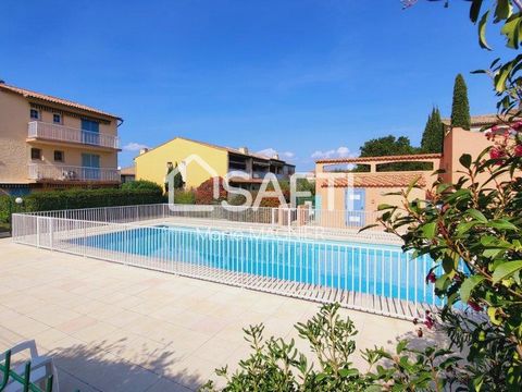Beautiful garden level T2 of 43m2 Carrez (possibility T3), renovated, with terrace of 50m2 private parking and cellar in a secure residence with swimming pool and tennis court, city center - LA CROIX VALMER In a residential area in the city center of...