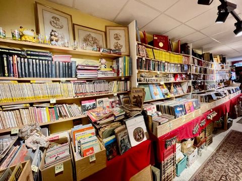 Idéalement située en centre-ville de Bourbonne-les-Bains, l'enseigne met en vente de nombreux objets d'occasion tels que des livres, BD, DVD, CD, vinyles, figurines etc... Les clients de cette boutique ne viennent pas simplement acheter des objets d'...