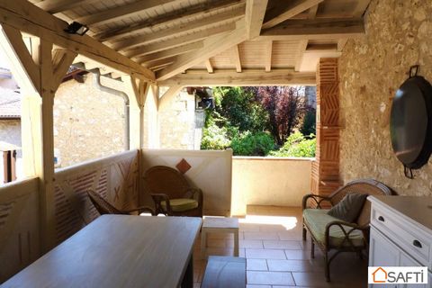 CHARMING HOUSE WITH TERRACES IN THE HEART OF THE VILLAGE Quiet, beautiful stone construction, two beautiful terraces and a vegetable garden, possibility of making two separate accommodations. This charming house is ideally located in the heart of the...