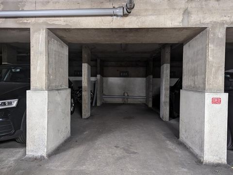 Métro Lourmel - Paris XVème Dans une propriété calme et sécurisée, située rue Vasco de Gama, une place de parking au 2ème sous-sol de quasiment 19m². Dimensions: - Largeur 2.2m - Longueur 8.5 m Vous pourrez y garer facilement une voiture et un scoote...