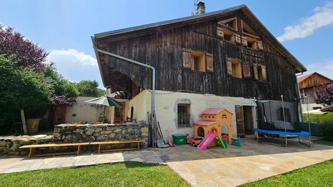 NEAR VIUZ EN SALLAZ- EXCLUSIVITY - Very nice renovated farmhouse of 260 m2 of living space in a quiet area, located on a plot of 1082 m2. The ground floor is composed of an equipped kitchen, a living room with masonry stove, a bedroom as well as a ba...