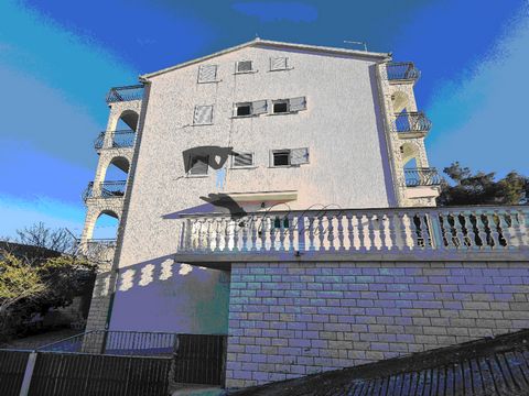 Semi-detached apartment house in Okrug Donji, gross living area of ​​591.05 m2. It spreads over five full floors and is well equipped. In the basement there is a spacious apartment with a bedroom, dining / living room, kitchen, toilet and bathroom an...