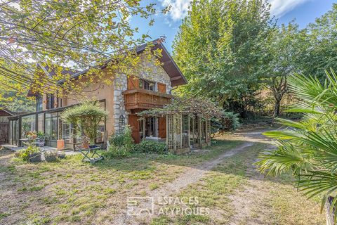 Nestled in a very preserved environment in the town of Apremont, this property of character of nearly 276 m2 is located on a plot of approximately 1.3 hectares. Rare in the Chambéry South sector, this large stone building, quiet and not overlooked, o...