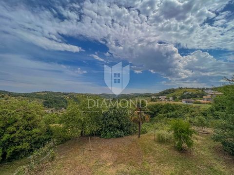 Location: Istarska županija, Buje, Momjan. Istria, Momjan Istrian house for sale with a beautiful view in the very center of the charming Istrian town of Momjan. It is the last house in a row with an area of ​​370 m2. The house extends through the ba...