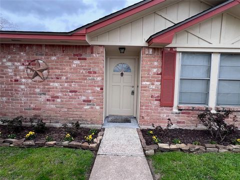 Large living room, 2 dining areas, kitchen is galley style with a large walk in pantry. Fresh paint in and out. Gorgeous wood looking tile in main living areas and new carpet in 2 bedrooms. Shows very well with the new paint. A lot of the exterior si...