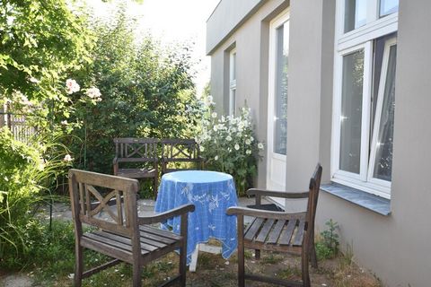 Dit vakantiehuis is geschikt voor 3 personen, ideaal voor een klein gezin. Het ligt in Blowatz, aan de Oostzeekust. Het huis staat in de buurt van het eiland Poel, waar je vogels kunt spotten en prachtige wandelingen kunt maken door de natuur. De dic...