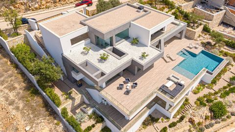 Te damos la bienvenida a esta extraordinaria villa de lujo ubicada en la exclusiva urbanización de Cumbres del Sol en Benitachell Desde el primer momento al acceder a esta propiedad te sorprenderás por sus impresionantes vistas panorámicas al mar Med...