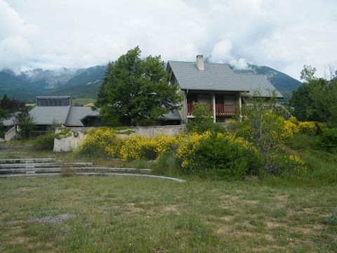 Uniek vakantiecentrum in het Parc des Écrins in Châteauroux-les-Alpes Ontdek het Domaine de FONTMOLINES, een uitzonderlijk vakantiecentrum gelegen in de stad Châteauroux-les-Alpes, in het hart van het prachtige Écrins-park met een totale oppervlakte ...