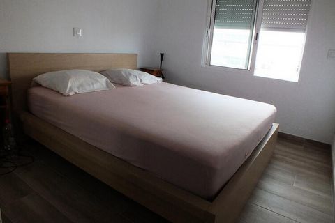 Dieses moderne Apartment befindet sich im 3. Stock eines 7-stöckigen Wohnhauses und bietet Platz für bis zu 4 Personen. Es umfasst ein Schlafzimmer mit einem Doppelbett, ein Wohnzimmer mit einem Schlafsofa und einen TV mit französischen Kanälen. Das ...