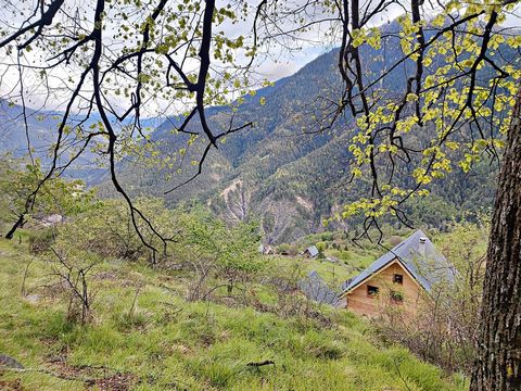 Su agencia le ofrece esta espléndida parcela edificable en Venanson, un pintoresco pueblo en el corazón del valle del Vésubie, cerca de St Martin Vésubie. Con una superficie de 1.397 m2, esta parcela se encuentra a la salida del pueblo y disfruta de ...