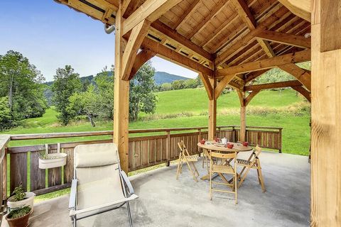 Dieses charmante, 110 m² große, individuelle Chalet bietet bequem Platz für 6 bis 8 Gäste und verfügt über fünf Schlafzimmer und viel Wohnraum. Das Chalet verfügt über ein Hauptschlafzimmer mit Doppelbett, ein gemütliches Büro mit Schlafsofa und drei...