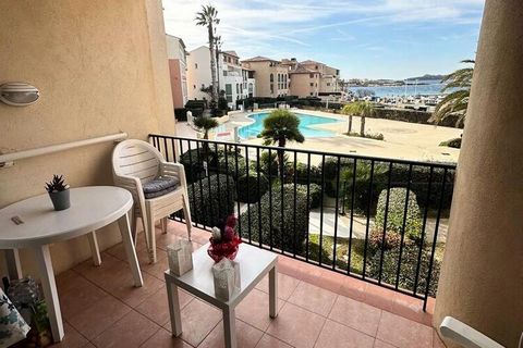 Impulsa tus vacaciones junto al mar en un entorno idílico dentro de una finca arbolada con piscina en primera línea de mar Benefíciese de todo el confort necesario en la residencia Les Rivens de la Coudoulière situada en primera línea de mar, esta re...