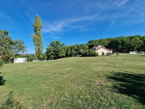 Aangename bouwgrond, gelegen in een doodlopende straat in het plaatsje Nadaillac, in de Dordogne. Het terrein met een oppervlakte van 1.400 m2 is vlak, de gevel is op het zuidoosten gericht. U zult de omgeving, de rust van de plaats en het dynamische...