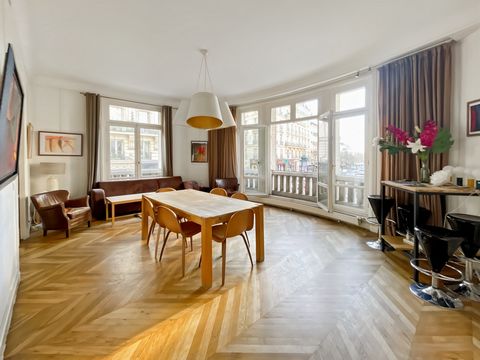 PARIS 8EME - RUE DU FAUBOURG ST HONORE - APPARTEMENT DE PRESTIGE 6 PIECES 183M2 Au cœur du quartier Hoche / Saint-Honoré, ce bien d'exception d'une superficie de 182,6 m2 en loi Carrez, situé au premier étage d’un bel immeuble Haussmannien, allie le ...