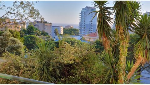 3-bedroom apartment with sea views and two parking spaces, in the Pinhais da Foz condominium, Porto. Private gross area: 159m2 Dependent gross area: 10.20m2 Garage area (independent unit): 31.50m2 The property is distributed as follows: entrance hall...