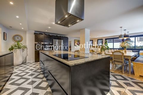 Chamonix Sotheby's International Realty presenta el apartamento Rainbow, con una ubicación ideal en el corazón de Chamonix. Esta propiedad, con una superficie de 178 m2 (159 m2 Loi Carrez), está situada en el nivel del jardín de un pequeño y tranquil...