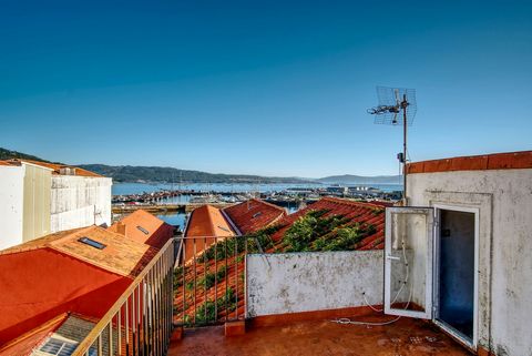 Vivienda con terraza y vistas al mar, en el casco histórico de Muros, frente al puerto mixto. Ideal como segunda residencia o para alquiler vacacional. Una villa de cuento con siglos de historia. El casco antiguo, declarado Bien de Interés Cultural, ...