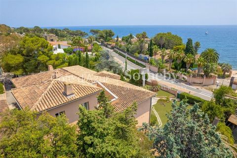 Vacker provensalsk villa i bastide-stil byggd av en arkitekt som erbjuder en boyta på över 650 kvm med terrasser och balkonger belägna i Les Issambres. Dess geografiska läge är perfekt, strand till fots, 5 minuter från hamnen i Saint-Tropez. De 10 so...