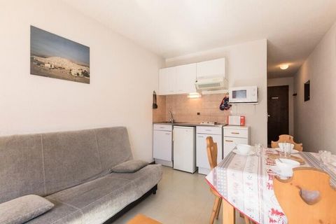 Deze hutstudio is geschikt voor maximaal 4 personen. Het is gelegen op de 1e verdieping (geen lift) van een klein condominium iets buiten het centrum van Briançon, richting de Col du Lautaret. Het bestaat uit een alkoof met raam en een tweepersoonsbe...