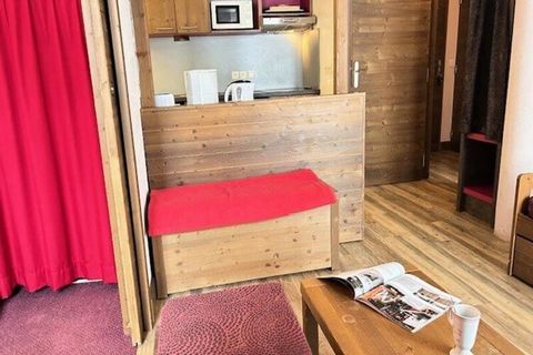 Dit gezellige 2-sterren vakantieappartement, gelegen op de begane grond, is perfect voor maximaal 4 personen. Het beschikt over een slaapkamer met een comfortabel bed van 160 cm, een eenpersoonsslaapbank in de woonkamer en een hut met een apart eenpe...