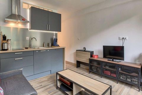 Ce studio de 32 m² est situי au niveau -3, accessible uniquement par des escaliers, offrant un balcon avec vue panoramique sur la montagne d'Anglas et un parking (non accessible en hiver). Le sיjour dispose d'un canapי convertible, d'une tיlיvision e...