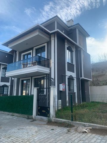 Villa zu verkaufen in Tekirdağ Marmaraereğlisi Unsere Villa ist 3+1 120 m2 mit 200 m2 Grundstücksfläche auf dem Gelände. Unsere Villa befindet sich in zentraler Lage und ist ideal für eine Investition oder einen Wohnsitz in der Nähe des Meeres. Bitte...