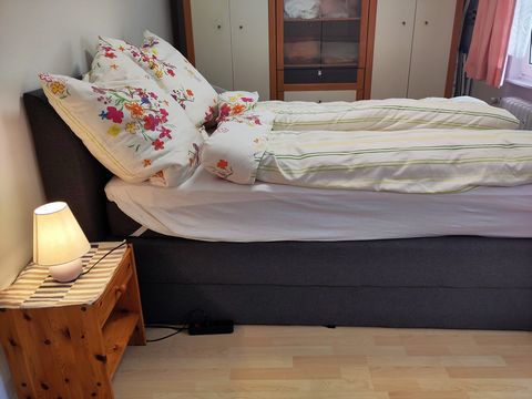 Die gesamte Wohnung wurde neu gestrichen. Neues Doppelbett im Schlafzimmer und neue, bequeme Schlafcouch im Wohnzimmer. Für die Küche wurde ein neuer Kühlschrank angeschafft. Auch die Einziehdecken und Kissen sind neu und für Allergiker geeignet. Der...