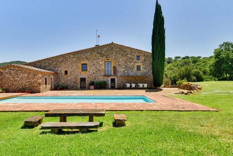 BARNES präsentiert dieses schöne Bauernhaus aus dem 18. Jahrhundert in einer Oase der Ruhe, das im Laufe der Jahre detailliert restauriert wurde. Nur 10 Minuten von allen wichtigen Dienstleistungen des Baix Empordà entfernt, erlaubt uns das Anwesen, ...