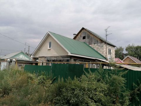 Двухэтажный дом (пристрой-срубовый; 1 и 2-й этажи из блоков) Крыша покрыта проф-листом. Ограждение участка комбинированное из проф-листа и деревянное. На земельном участке: Гараж из белого кирпича (вход со стороны улицы и со двора дома); Баня из крас...