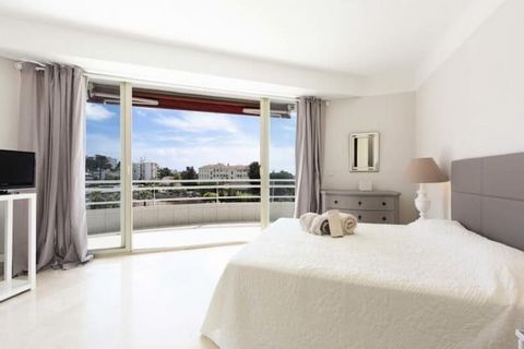 Dieses geräumige, klimatisierte Apartment bietet 105 m² Komfort und ist perfekt für alle, die in Cannes sowohl Entspannung als auch Komfort suchen. Das Apartment liegt nur 5 Gehminuten von der belebten Rue d'Antibes und 7 Minuten von der berühmten Cr...