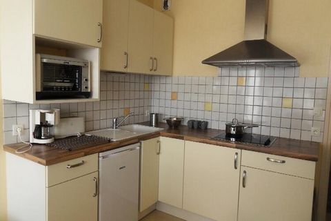 Na parterze rezydencji Plage au Courégant ten przyjemny apartament o powierzchni 39 m² z częściowym widokiem na morze składa się z: - Pokój dzienny z otwartą, wyposażoną kuchnią i rozkładaną sofą. - Sypialnia z łóżkiem 140 cm. - Łazienka z prysznicem...